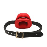 XR Brands Sissy - Bavaglio a Bocca Aperta Vibrante - Rosso, immagine 2